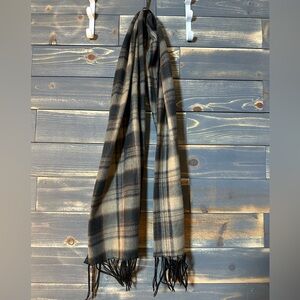 Elegant Plaid Scarf in Black and Cream